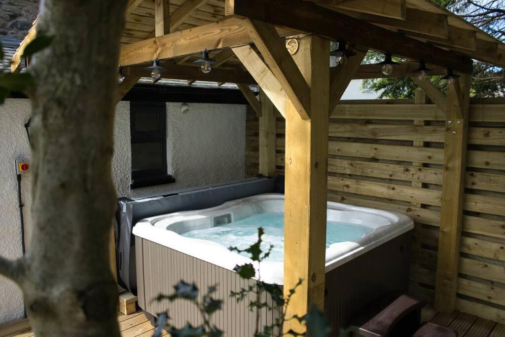 Luxurious Cottage With Hot Tub, Lake District Duddon 外观 照片